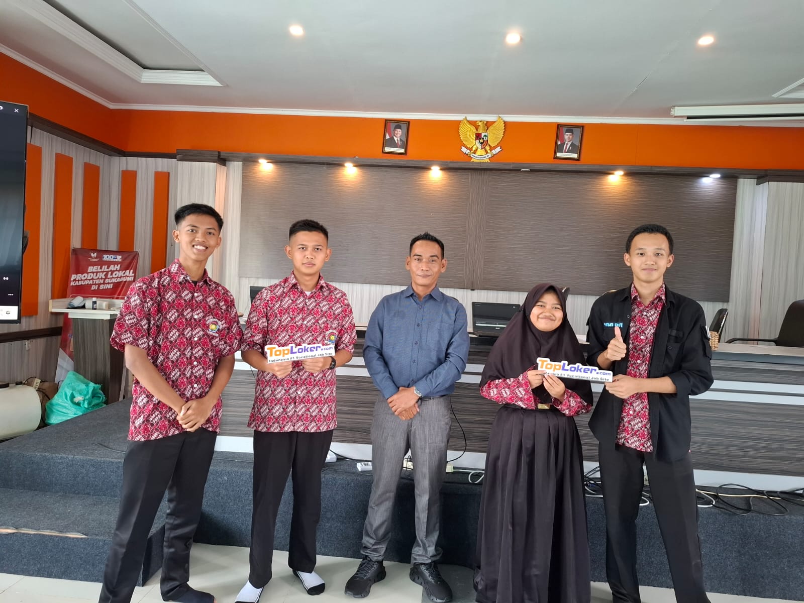 Kolaborasi Universitas STEKOM & TopLoker.com Warnai Kegiatan Expo dan Sosialisasi Kampus di SMKN 1 Cibadak, Sukabumi