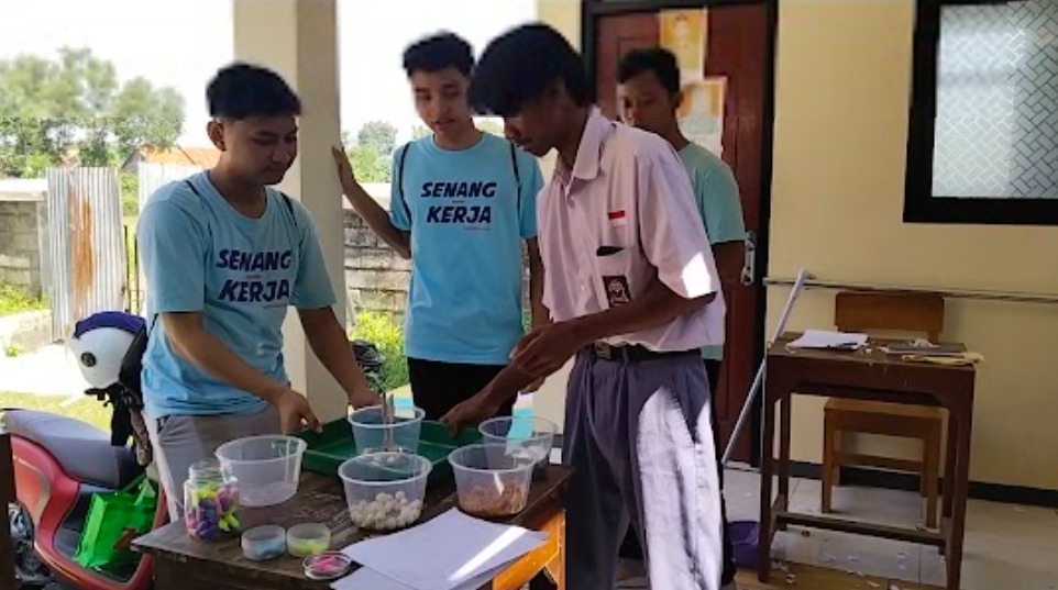 Universitas STEKOM Gelar Tes Jualan dan Tes Warna di SLB Negeri Kendal untuk Asah Keterampilan Siswa