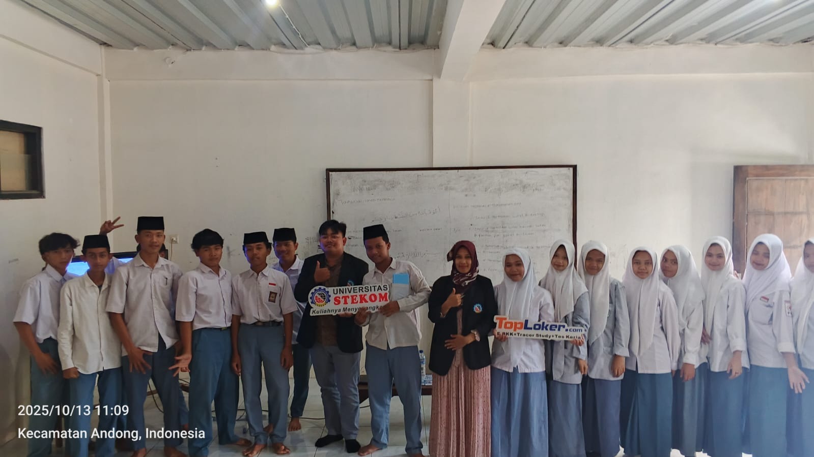 Perluas Akses Pendidikan dan Karier, Universitas STEKOM & TopLoker.com Sosialisasikan PMB, Beasiswa, dan Program Duta di SMK Islam Sudirman Andong