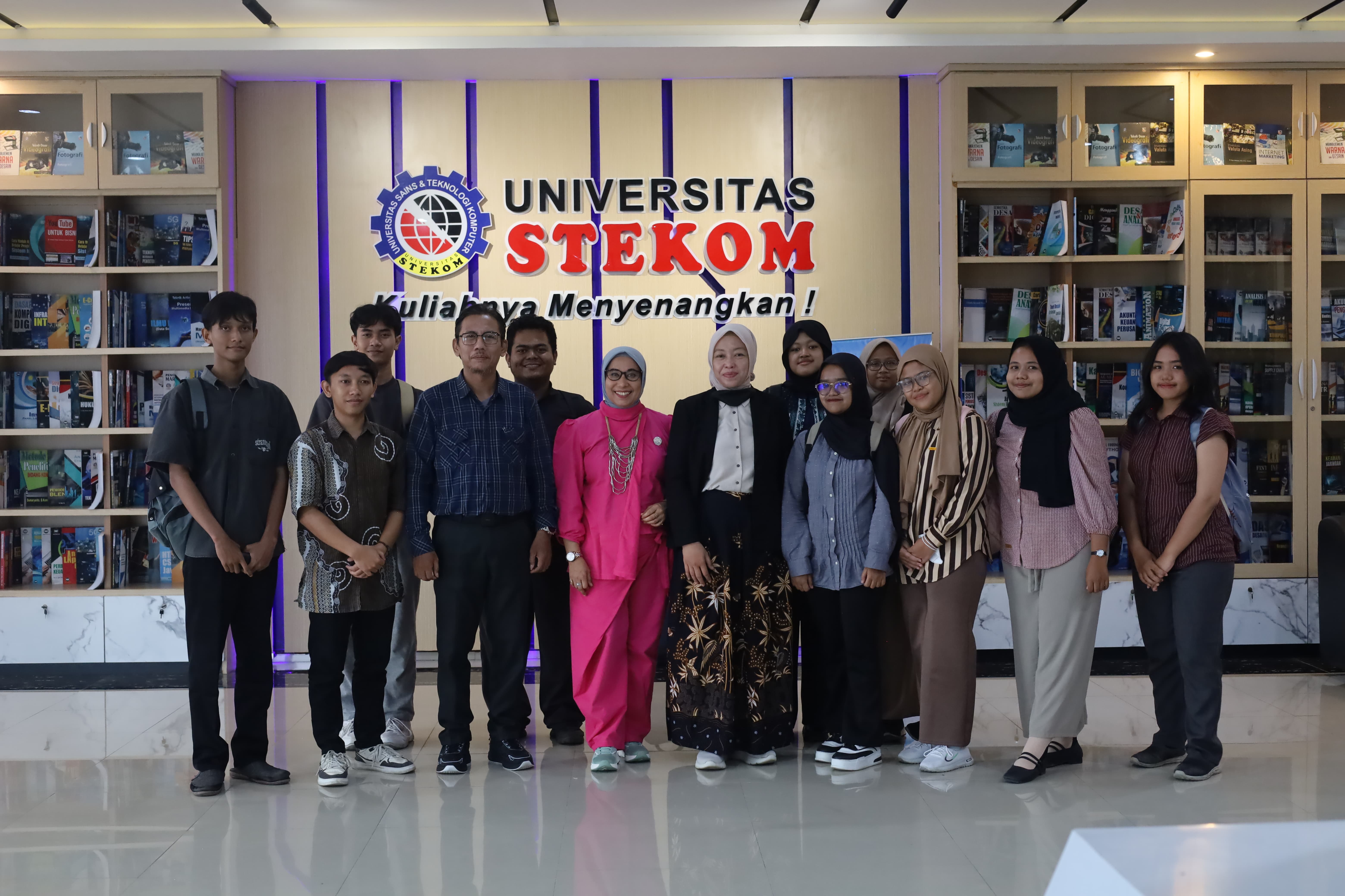 Universitas STEKOM dan PT Selalu Cinta Indonesia Gelar Kuliah Umum: “Kunci Sukses di Dunia Kerja, Belajar dari Industri Sepatu Global”
