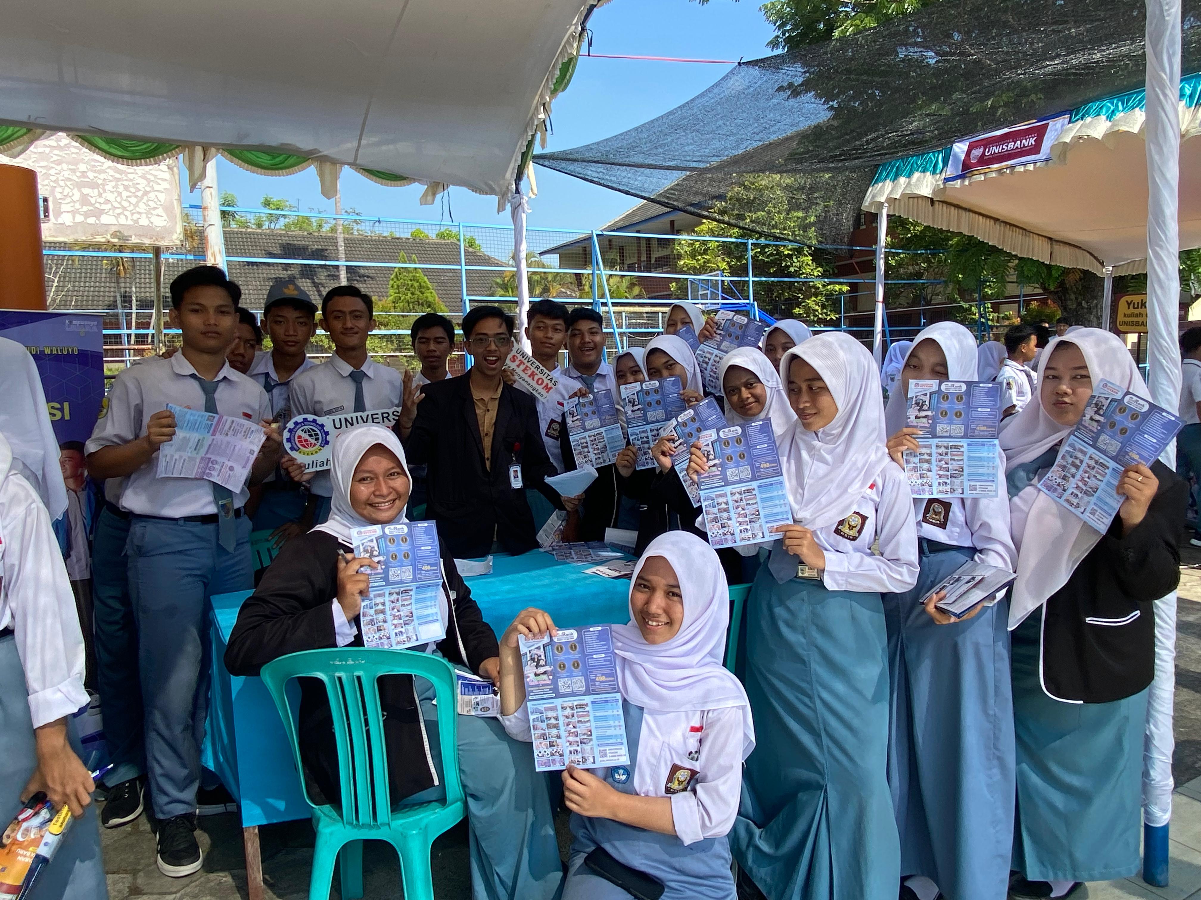 Sinergi Universitas STEKOM dan TopLoker.com Warnai EXPO SMAN 3 Demak dengan Semangat Pendidikan dan Karier
