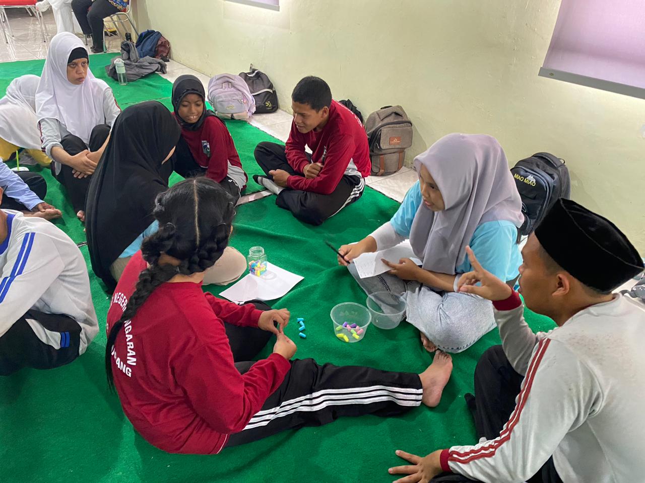 Asah Kemampuan Kognitif dan Sosial, TopLoker.com & Universitas STEKOM Gelar Tes Warna dan Jualan untuk Anak SLB Negeri Ungaran