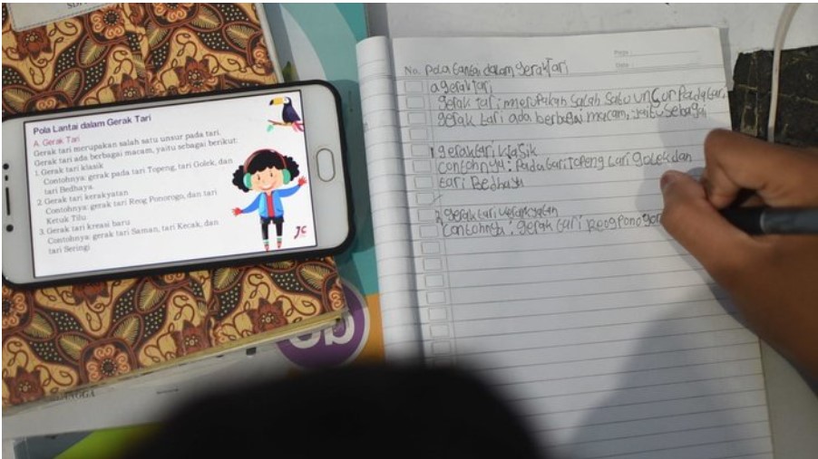 PEMANFAATAN TEKNOLOGI KOMUNIKASI (HANDPHONE) SEBAGAI MEDIA PEMBELAJARAN SEDERHANA