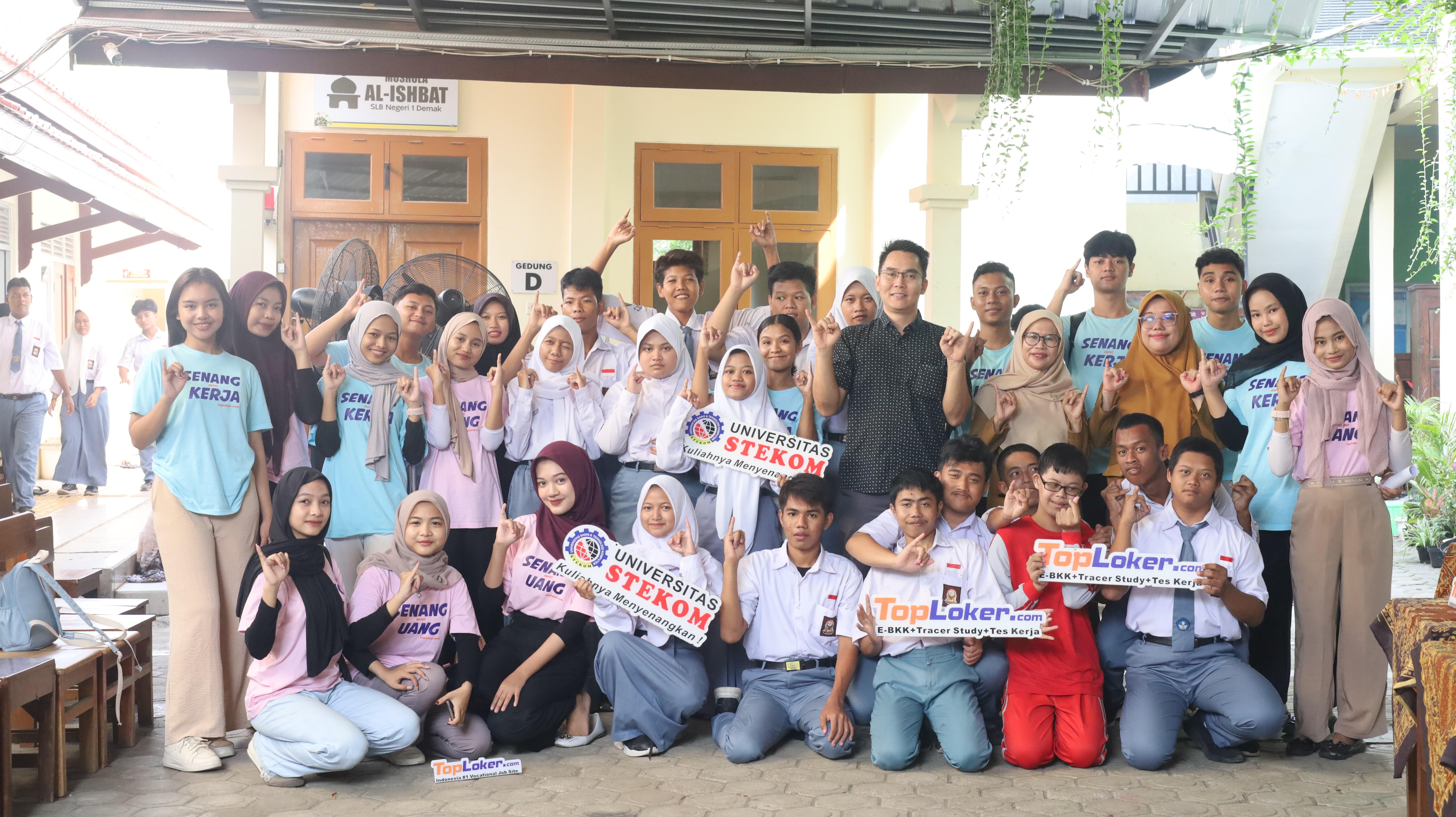 Toploker.com dan Universitas STEKOM Gelar Kunjungan ke SLB Negeri Demak: Dorong Siswa Siap Kerja dan Berdaya Saing