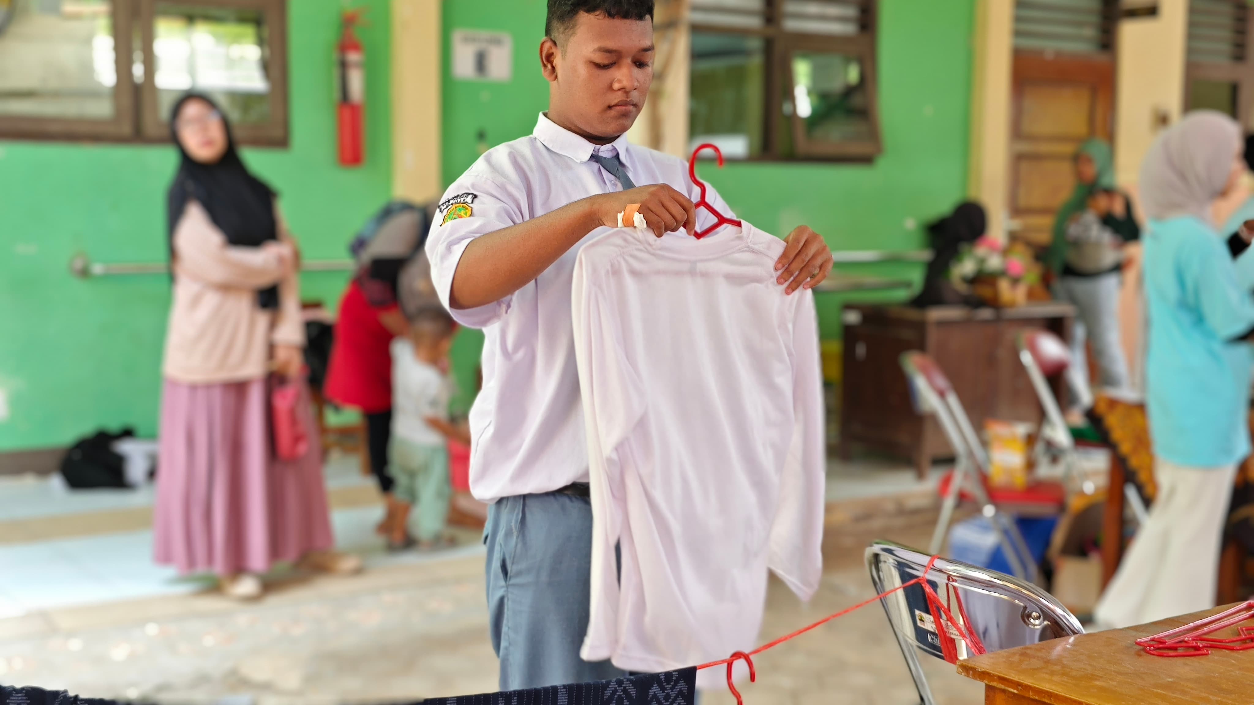 Latihan Kecakapan Laundry: Universitas Stekom Dorong Kemandirian Digital dan Praktis bagi Siswa SLB Negeri Demak