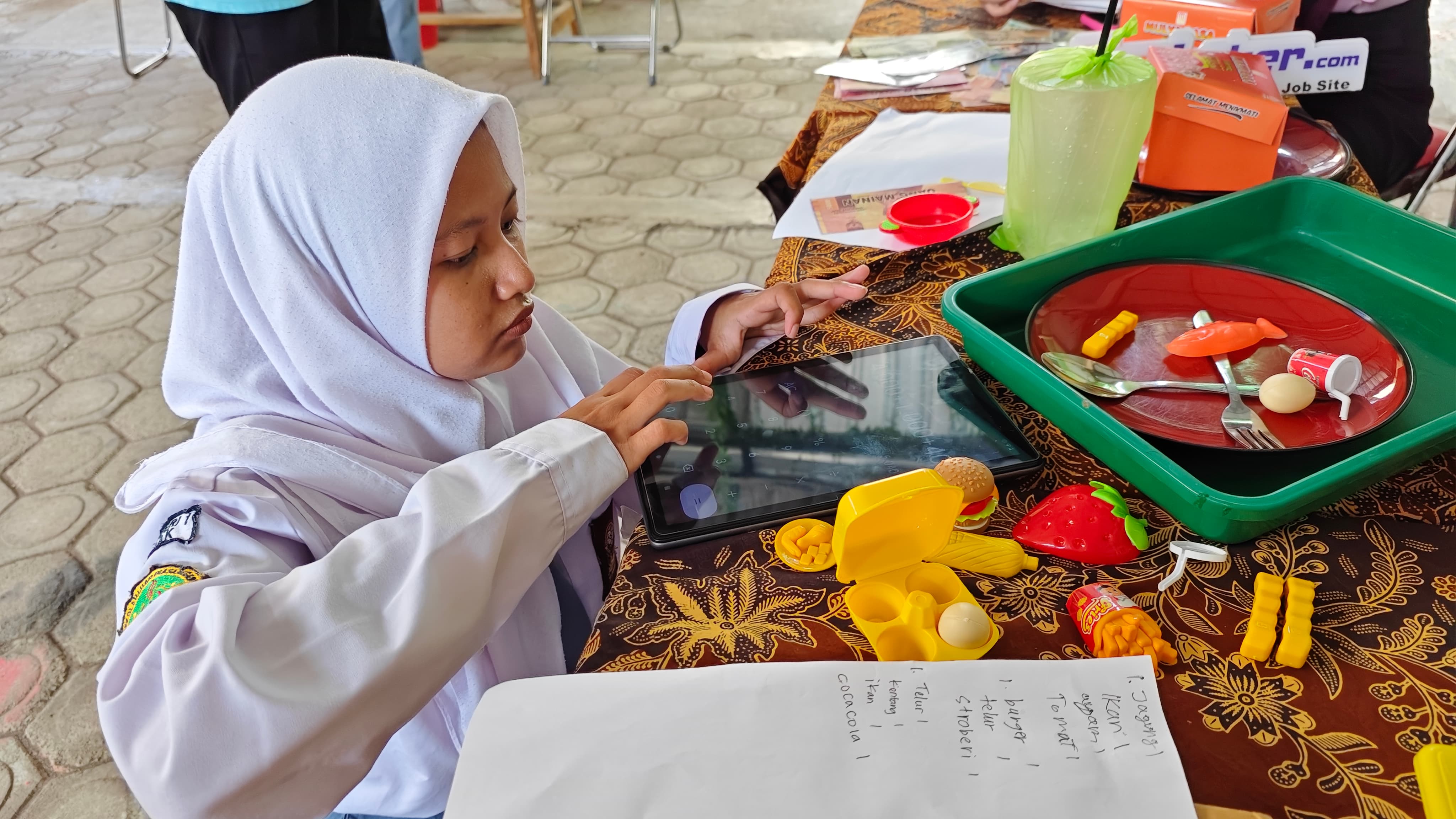 Toploker.com dan Universitas STEKOM Latih Kemandirian Siswa SLB Negeri Demak Melalui Tes Kecakapan Jualan dan Kasir