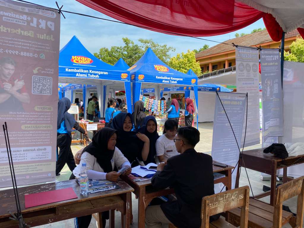 Kolaborasi Edukasi: Toploker.com dan Universitas STEKOM Dukung Expo SMAN 1 Mranggen Demak