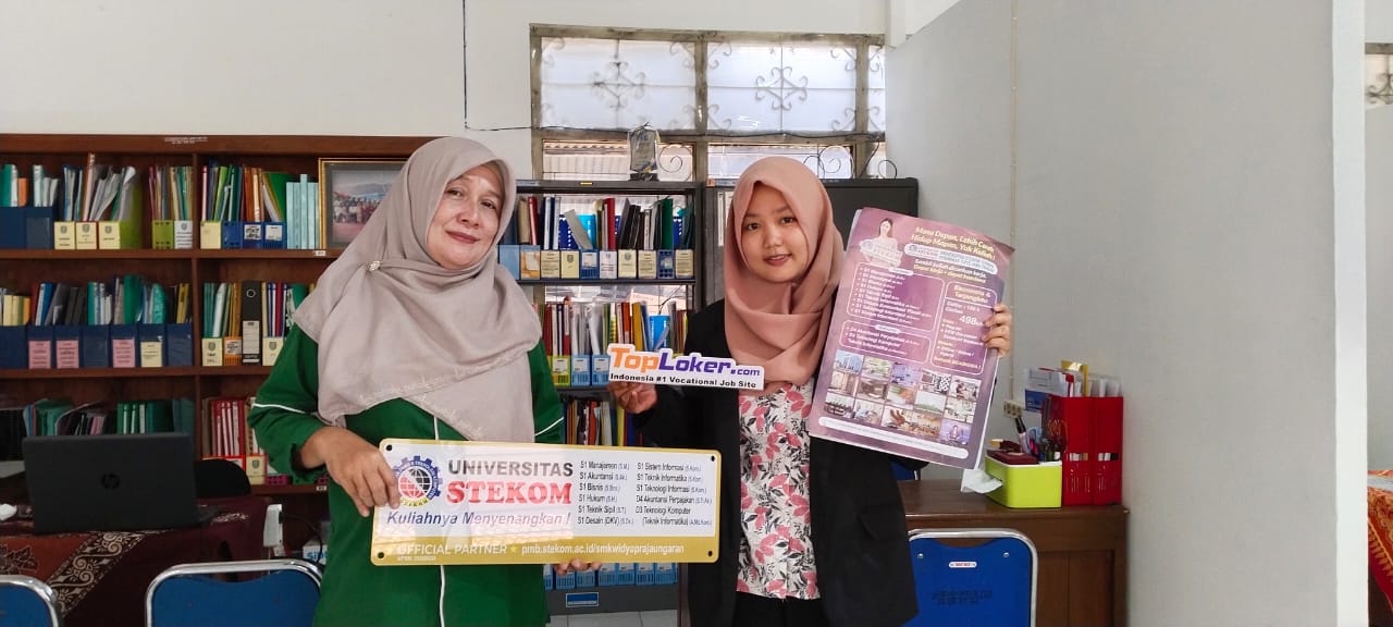 Kolaborasi Edukasi: Universitas STEKOM dan TopLoker.com Kunjungi SMK Widya Praja Ungaran Serahkan Media Promosi PMB