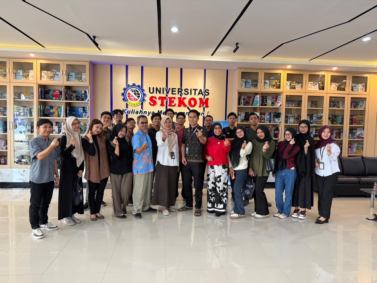 Universitas STEKOM Gelar Kuliah Umum Kependudukan “Baper Boleh, Bodoh Jangan: Cinta, Karir, dan Masa Depan di Era Digital”