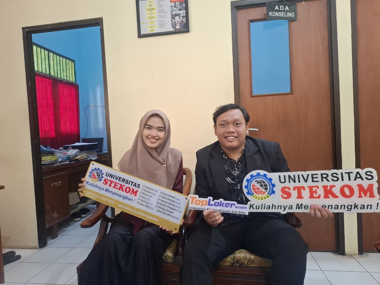 Perkuat Kerja Sama Pendidikan, Universitas STEKOM & TopLoker.com Serahkan Akrilik Referal di SMK Muhammadiyah 03 Weleri