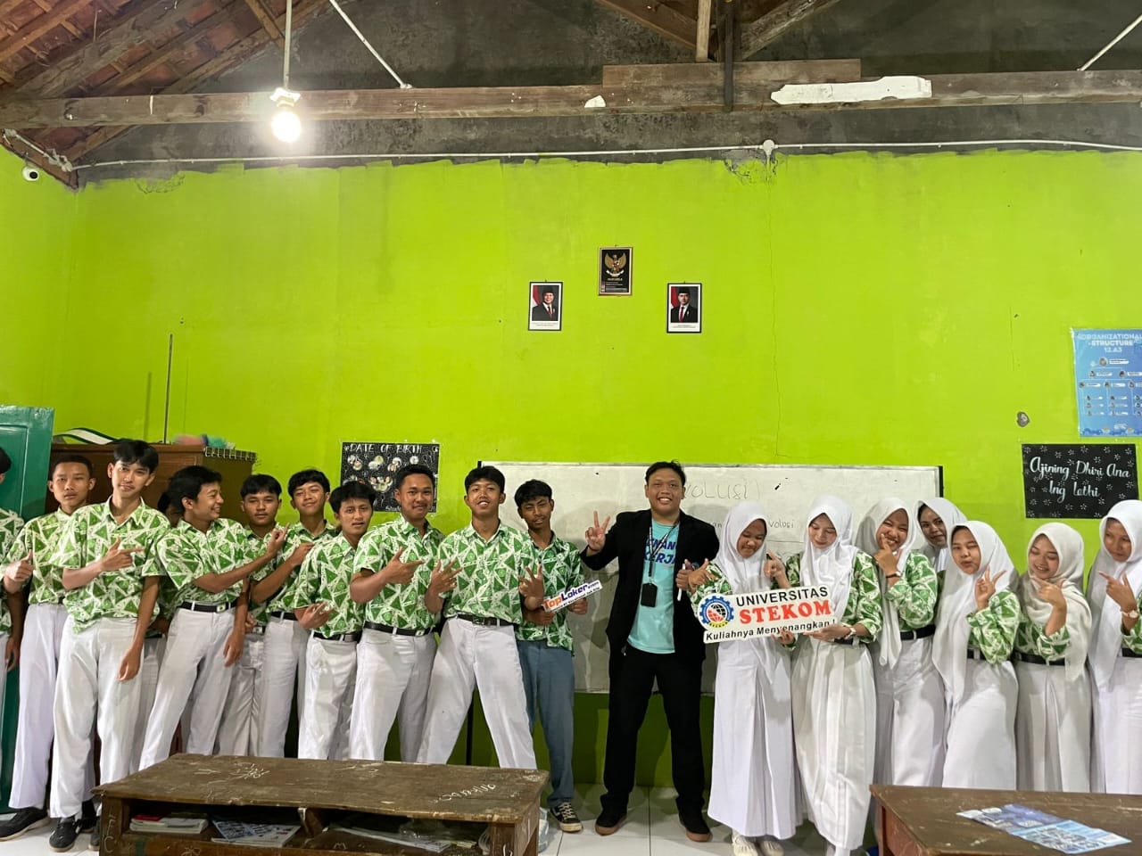 TopLoker.com dan Universitas STEKOM Sosialisasikan PMB, Program Duta, dan Kolaborasi Konten di SMA Wahid Hasyim Tersono Limpung