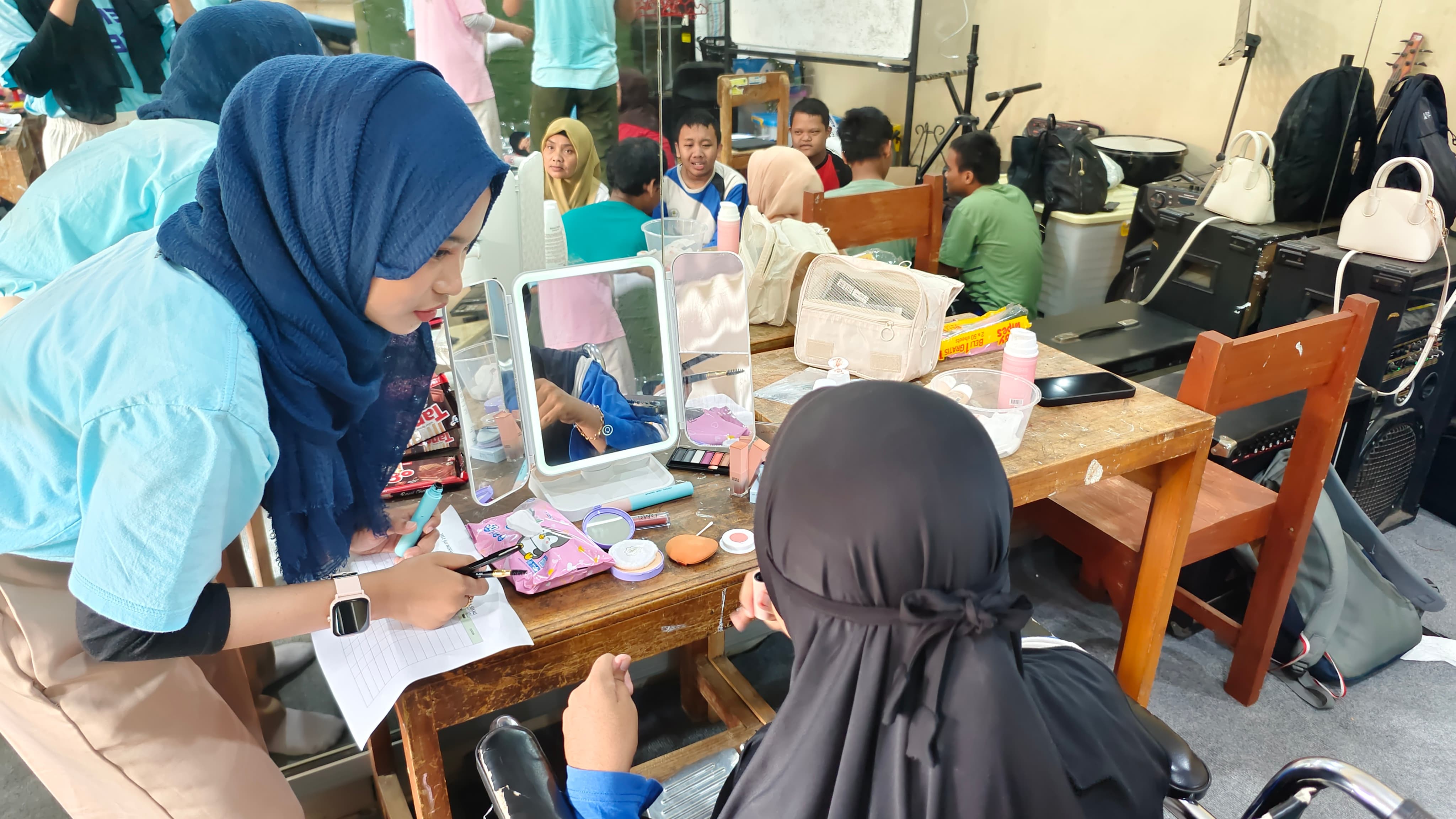 Toploker.com dan Universitas Stekom Dorong Ekspresi Diri Siswi SLB Negeri Batang melalui Pelatihan Makeup
