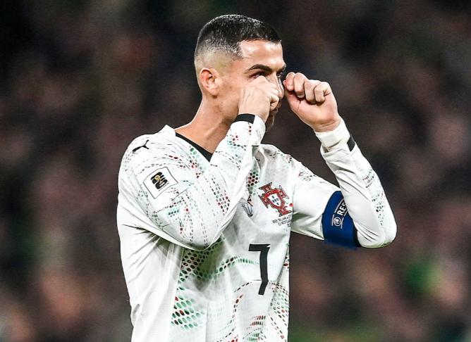Irlandia Hantam Portugal 2-0, Ronaldo Kartu Merah