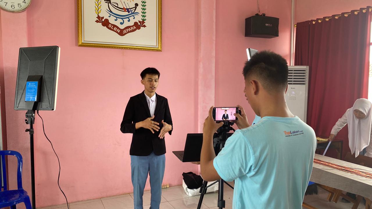 Toploker.com dan Universitas STEKOM Bantu Siswa SLB Negeri Jepara Buat Video CV untuk Persiapan Dunia Kerja