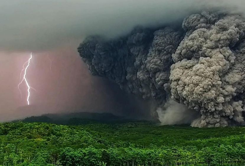 Awan Panas dan Abu Tebal Warnai Erupsi Gunung Semeru Kemarin