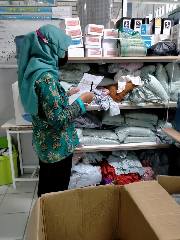 Nariyah Menjadi Penanggung Jawab Gudang Di Pt. Samkyung Jaya Garment