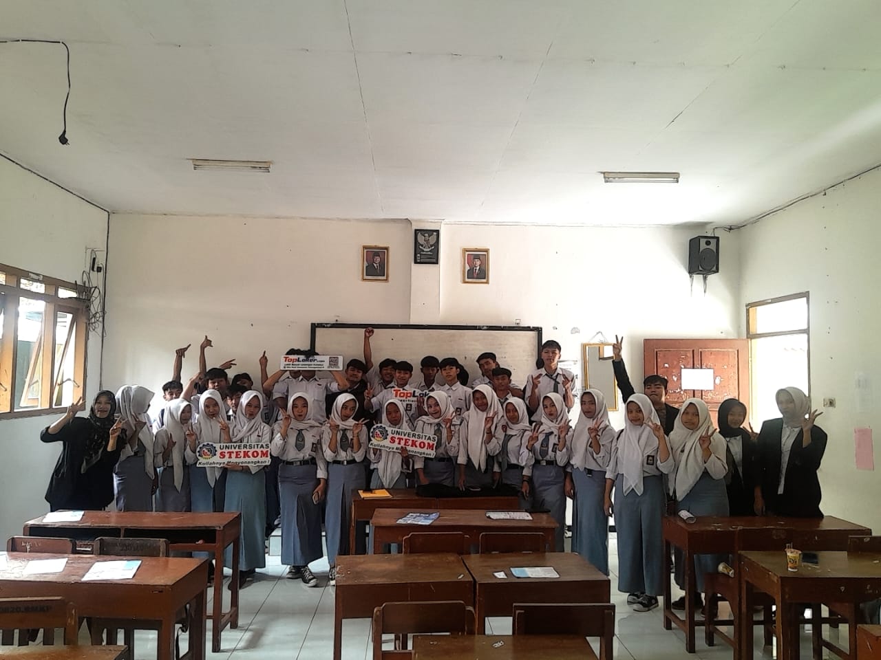 Pelatihan Sosialisasi Bersama Siswa PKL: STEKOM dan TopLoker.com Perkenalkan PMB dan Program Duta di SMK Pembangunan Ampel