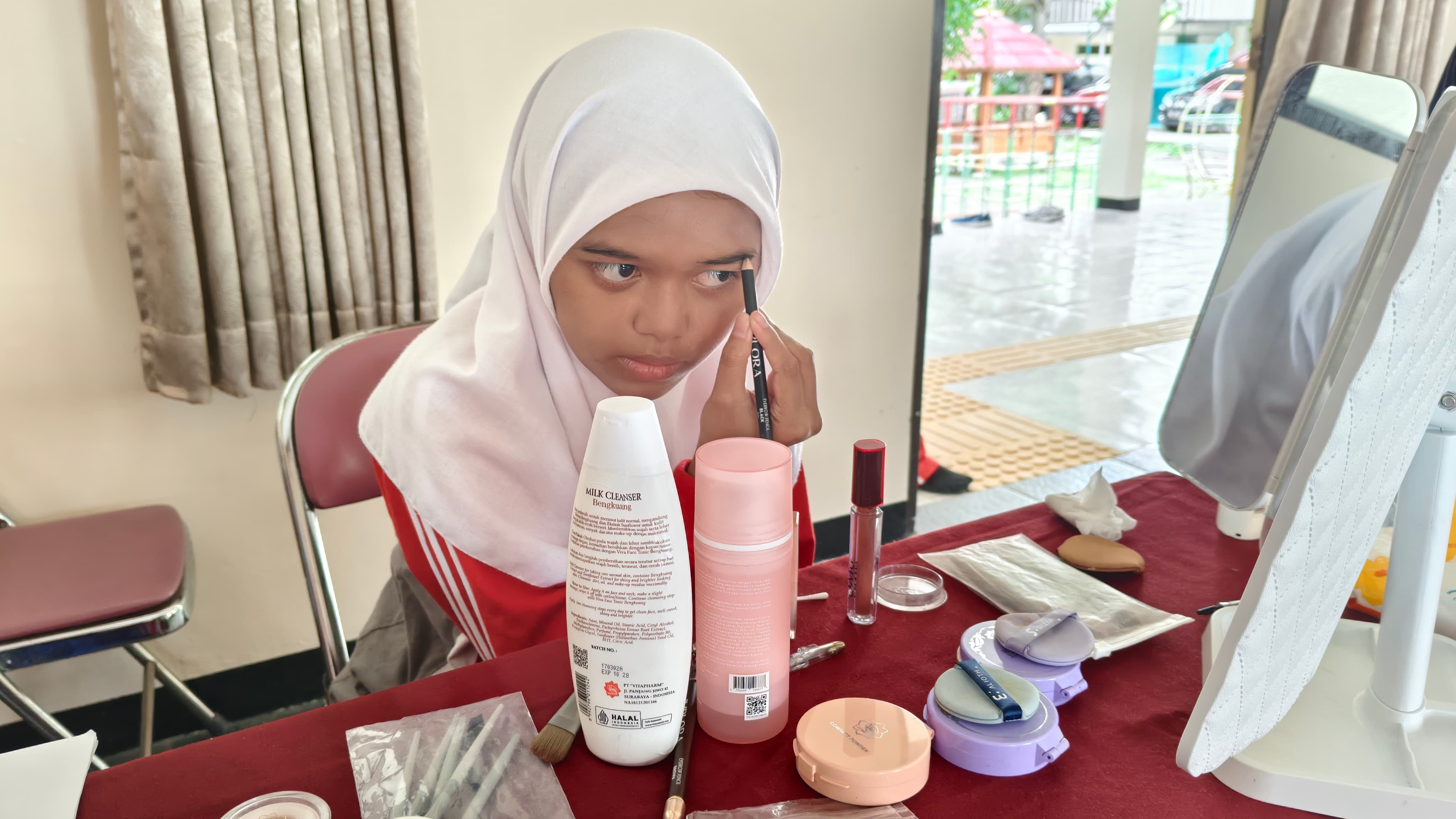 Toploker.com dan Universitas STEKOM Gelar Kegiatan Belajar Make Up untuk Siswa Berkebutuhan Khusus di SLB Negeri Wonogiri
