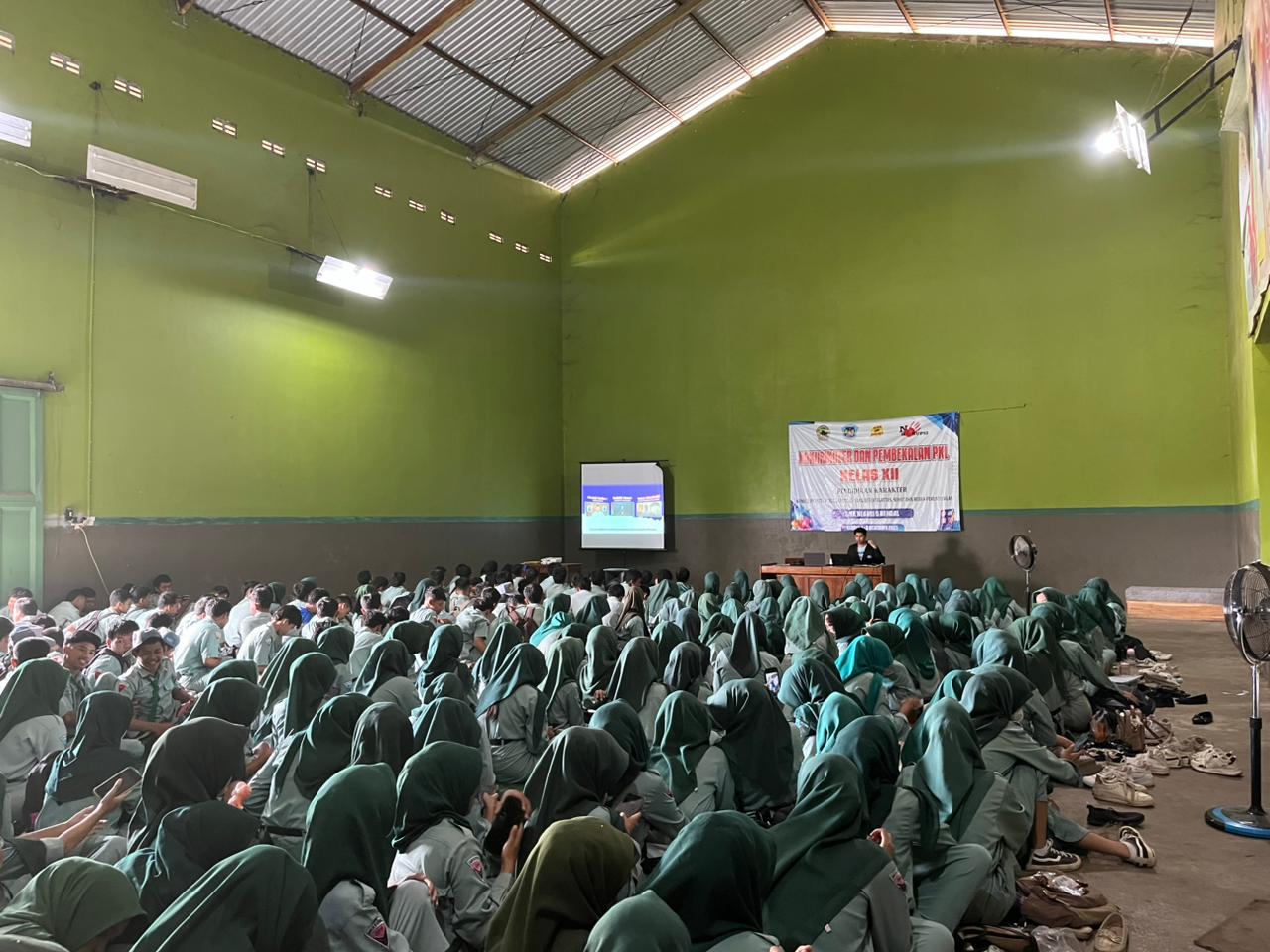Universitas STEKOM dan TopLoker.com Gelar Sosialisasi dan Latihan Psikotes di SMKN 5 Kendal