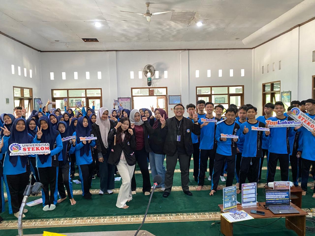 Sosialisasi PMB Universitas STEKOM di SMK Muhammadiyah 04 Sukorejo, Perkuat Kerja Sama Lewat Penandatanganan MoU Bersama TopLoker.com