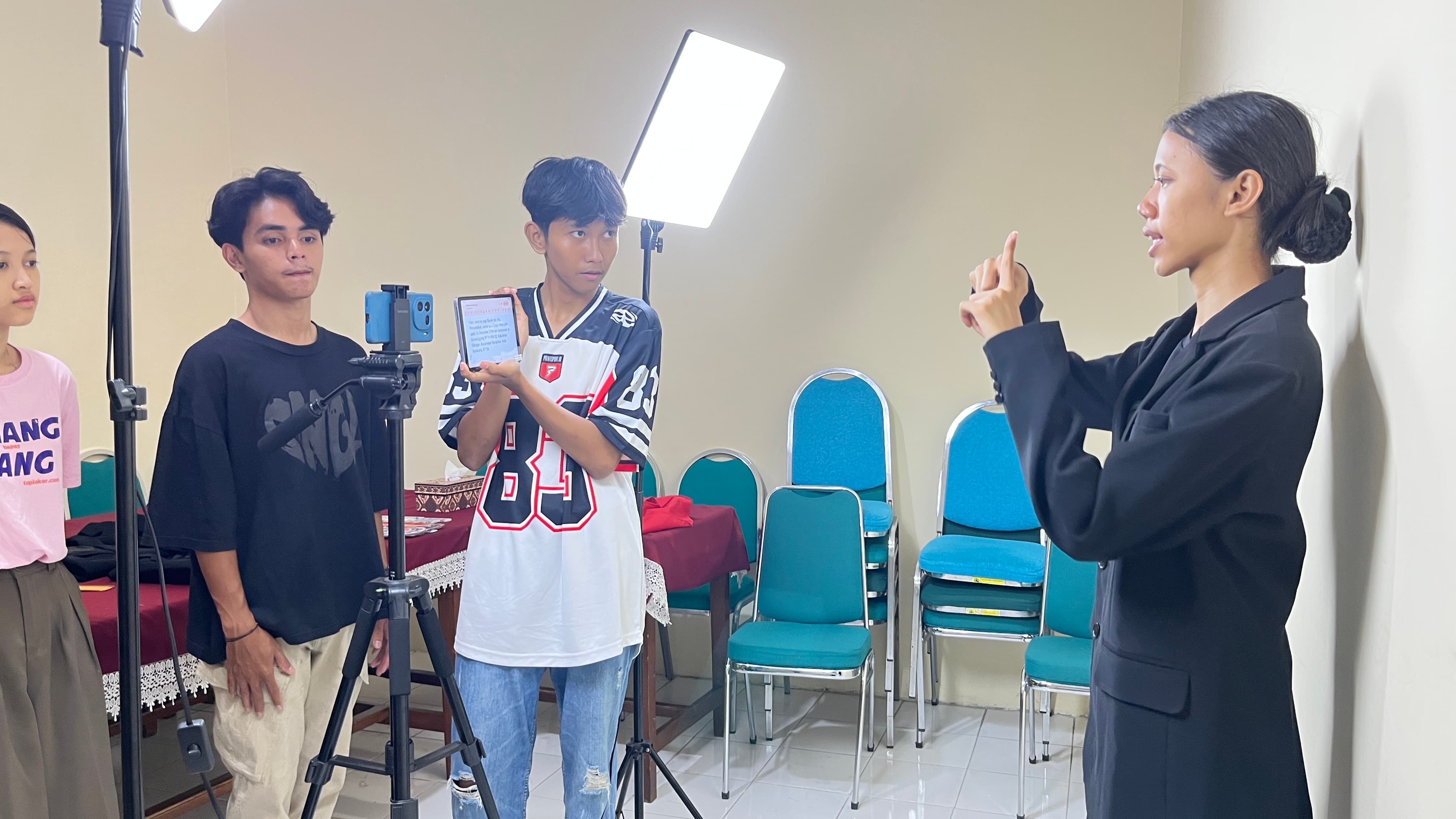 TOPLOKER.COM dan Universitas STEKOM Bekali Siswa SLB Negeri Surakarta Keterampilan Membuat CV Digital dan Video Profil Profesional