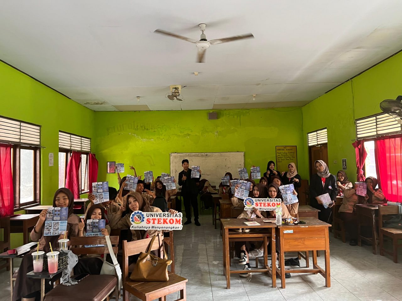 Toploker.com Bersama Universitas STEKOM Gelar Sosialisasi Pendidikan di SMK Perwari Kendal