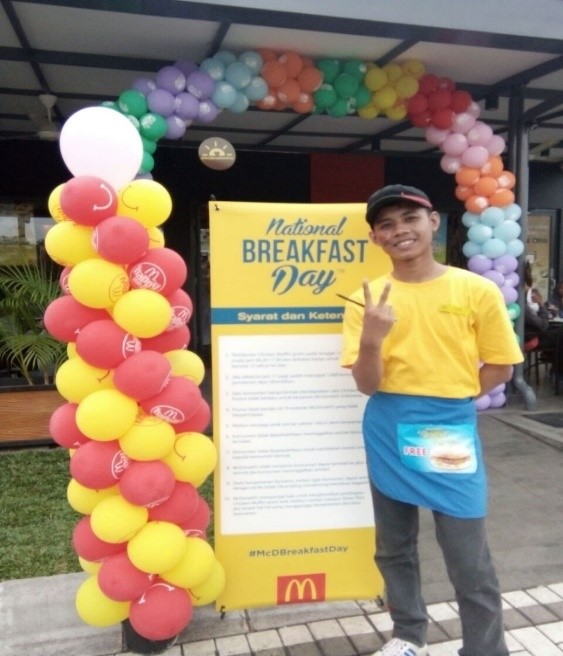 Tommy Bastyan Menjadi Sales Promotion Boy Di Mc Donalds Cibitung Sosro