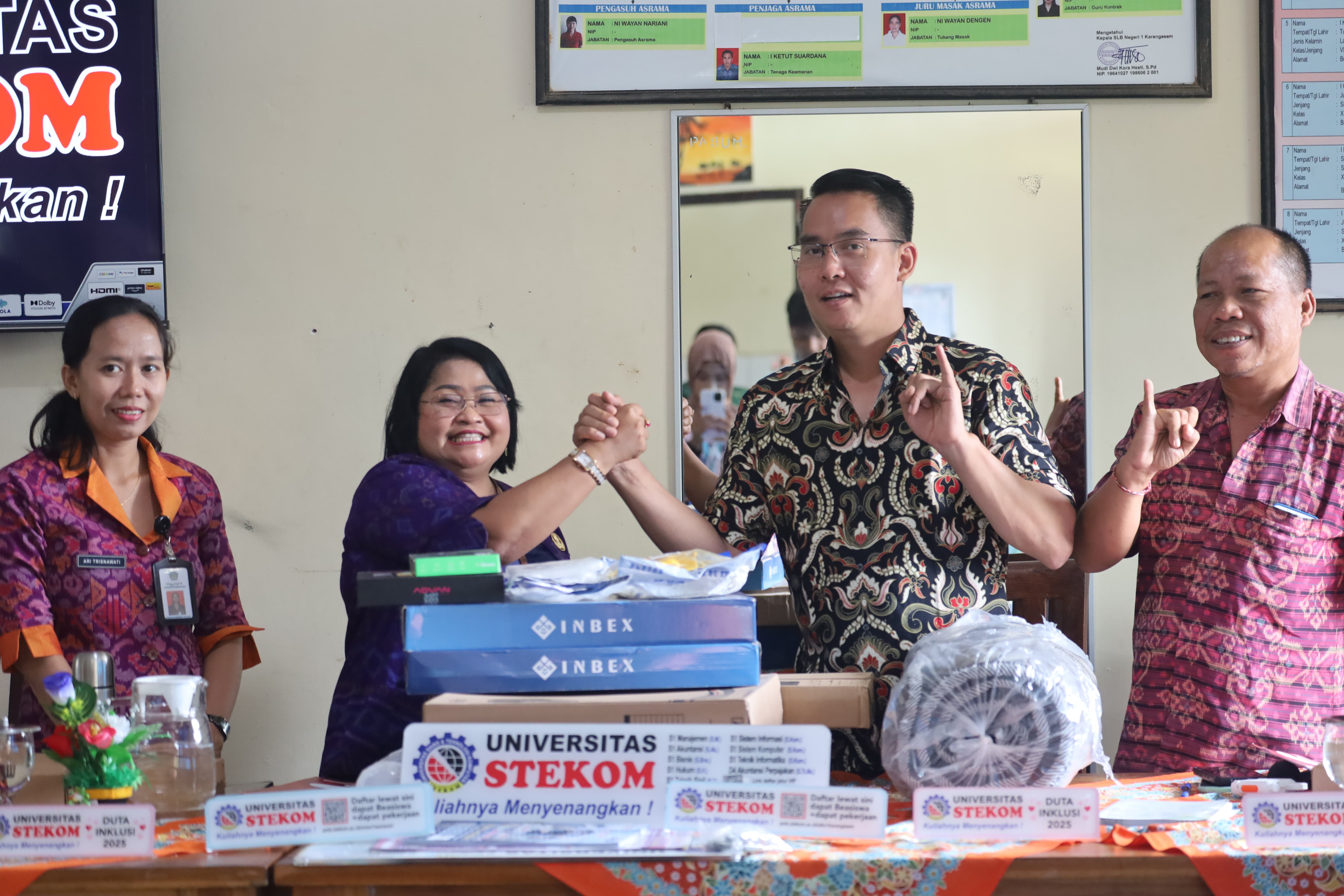 Salurkan Hibah Sarana Pembelajaran, Toploker.com dan Universitas STEKOM Perkuat Kesiapan Kerja Siswa Berkebutuhan Khusus di SLB Negeri 1 Karangasem