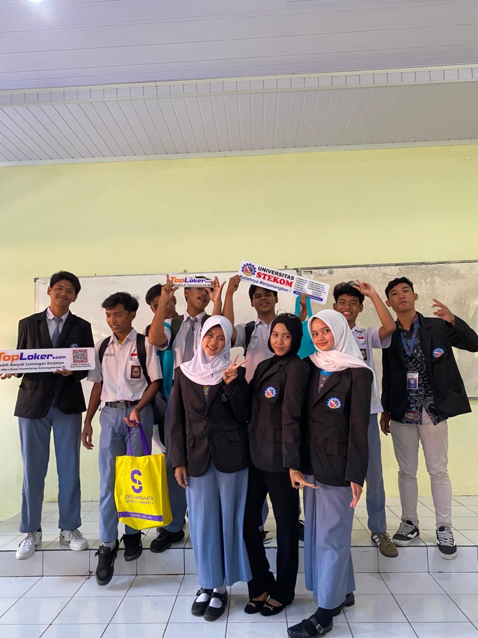 TopLoker.com dan Universitas STEKOM Dukung Edu Expo SMAN 8 Semarang, Dorong Wawasan Pendidikan Siswa