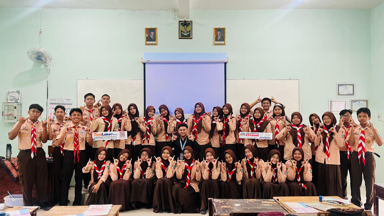 Universitas STEKOM dan TopLoker.com Hadirkan Sosialisasi PMB bagi Siswa SMAN 1 Lasem Rembang