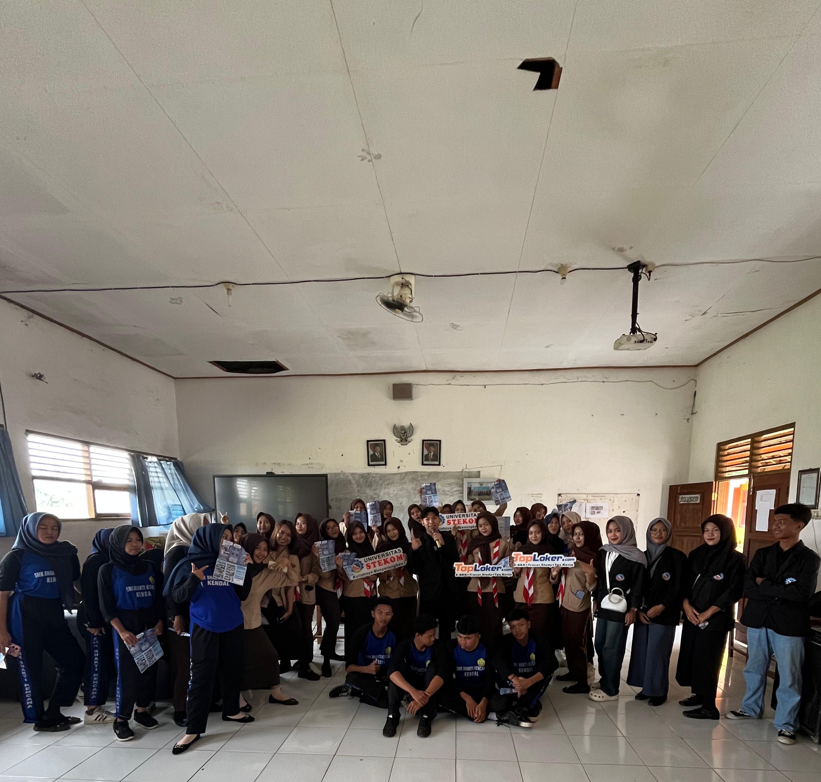 Perluas Akses Informasi Pendidikan, Universitas STEKOM dan TopLoker.com Sosialisasi di SMK Bhakti Kencana Kendal