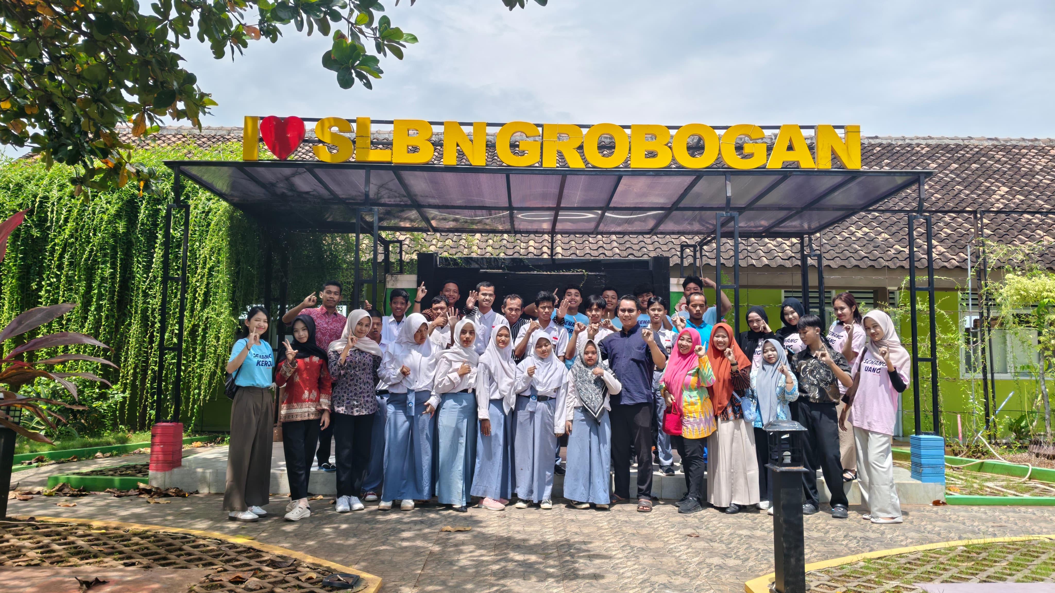 Program Kakak Adik Asuh: Toploker.com dan Universitas STEKOM Libatkan Duta Inklusi dari SMA dan SMK di SLB Negeri Grobogan