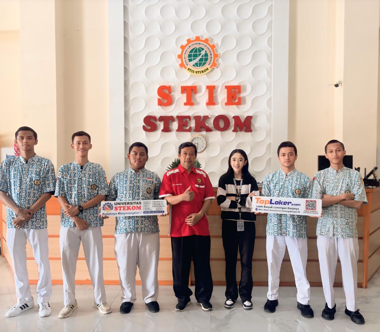 TopLoker.com Fasilitasi Penerimaan Siswa PKL SMK IPTEK Weru Sukoharjo di STIE STEKOM