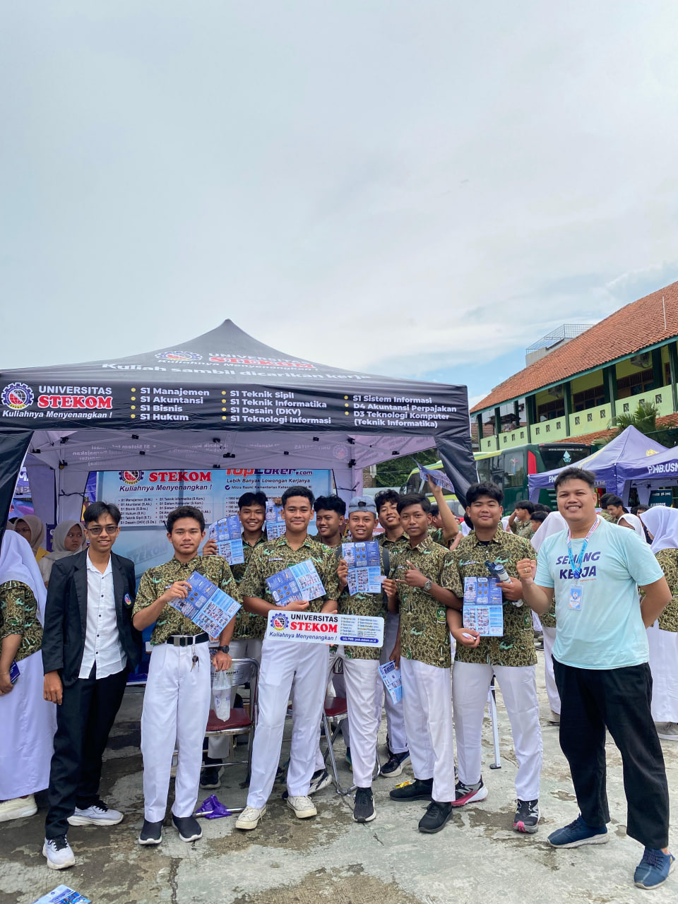 Sinergi Pendidikan dan Karier, Universitas STEKOM Bersama TopLoker.com Berpartisipasi di Expo MAN 1 Kota Semarang
