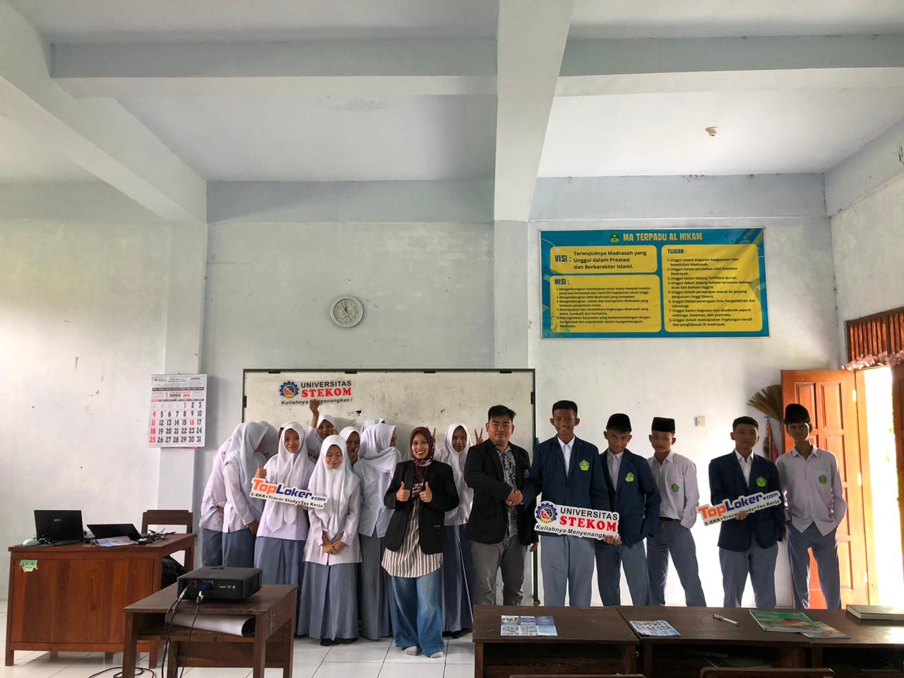Universitas STEKOM dan TopLoker.com Hadirkan Sosialisasi Pendidikan di MA Terpadu Al Hikam Banyudono