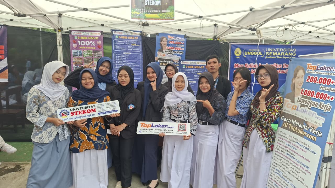 Universitas STEKOM Berpartisipasi di Edu Expo SMAN 16 Semarang Bersama TopLoker.com