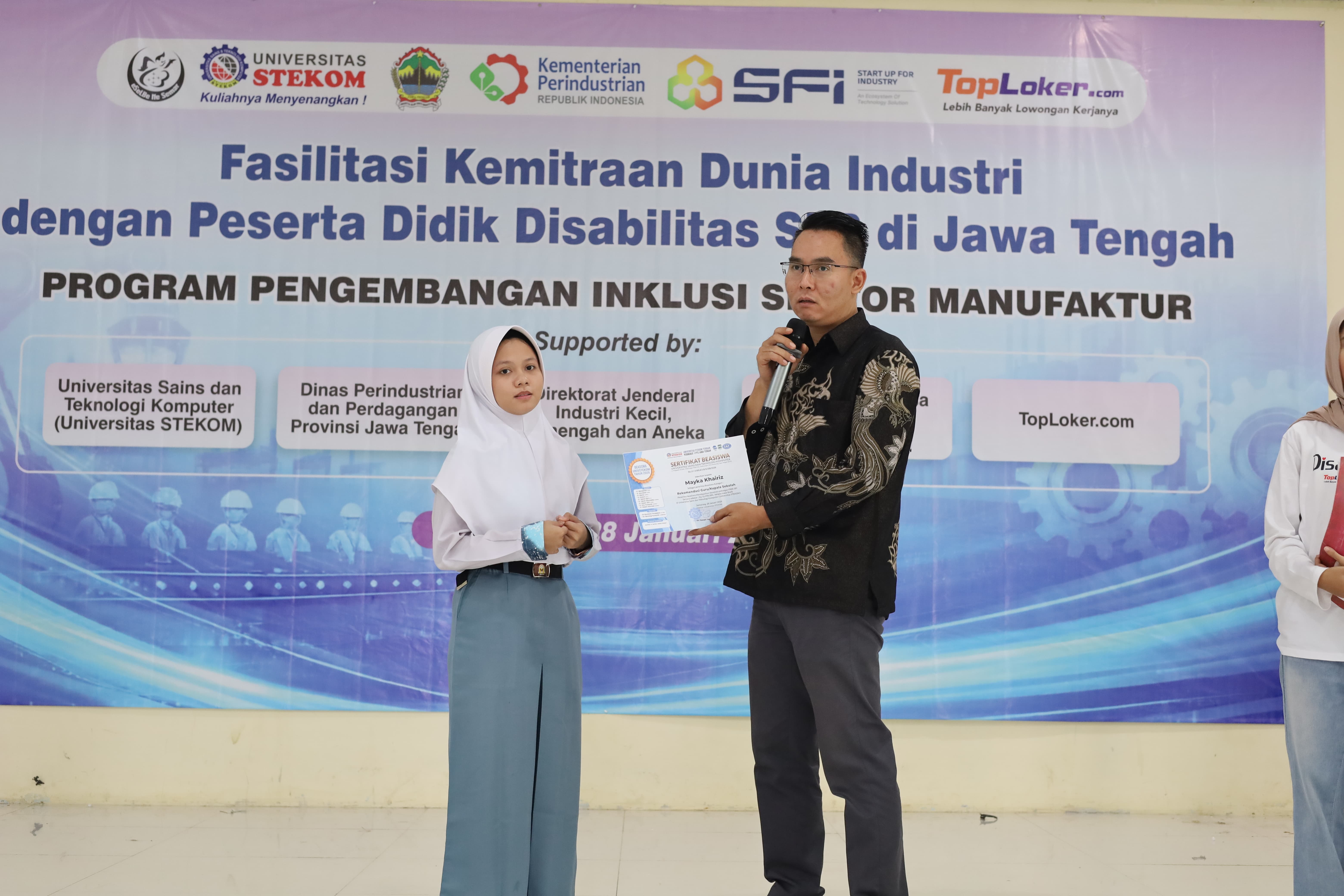 Universitas STEKOM Serahkan Beasiswa Pendidikan kepada Siswa Disabilitas Tunarungu SLB Negeri Semarang