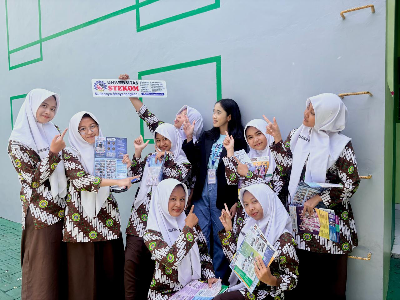 Perluas Informasi Pendidikan, Universitas STEKOM dan TopLoker.com Ikuti Edu Expo MAN 1 Sleman