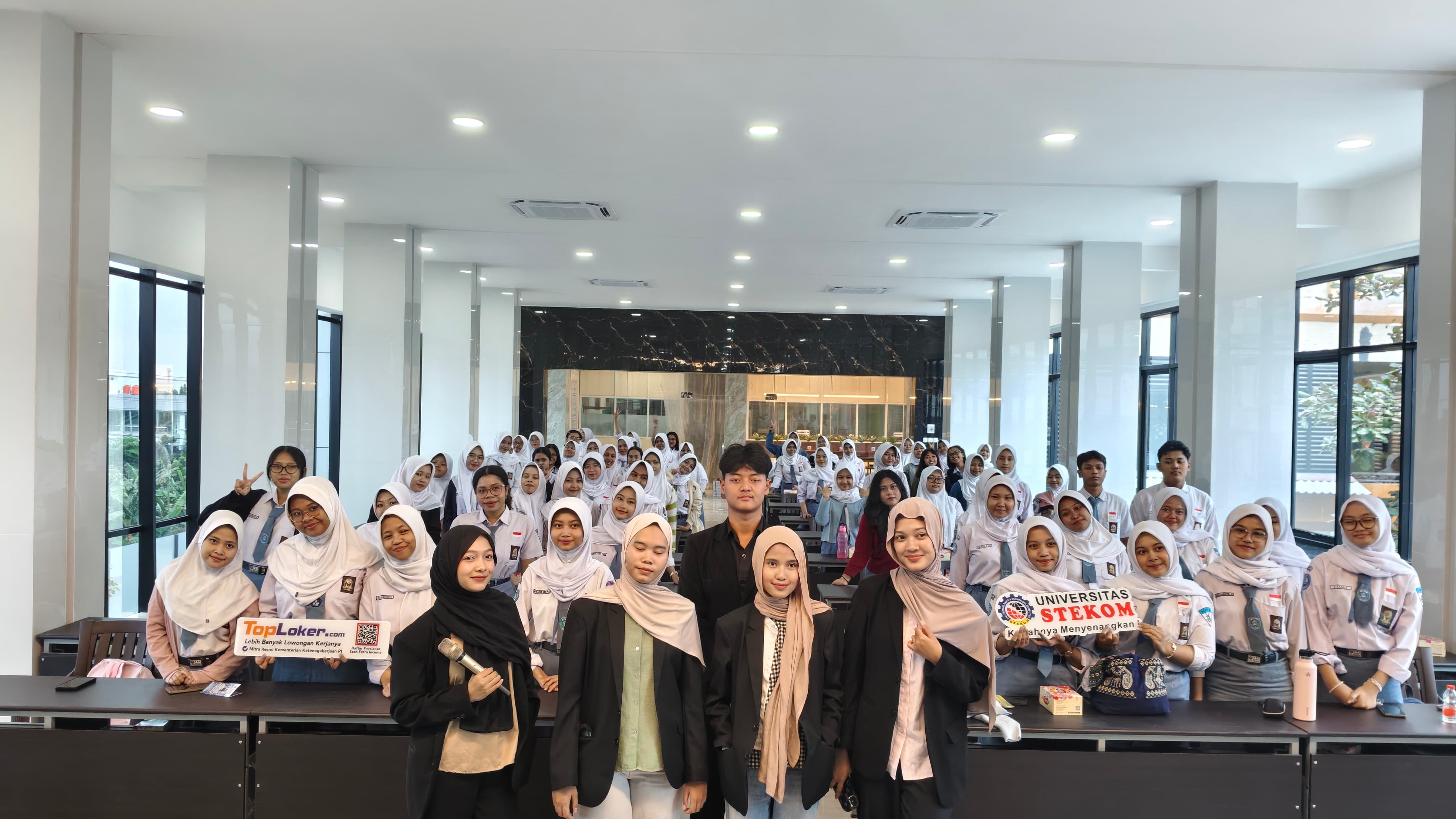 Antusiasme Tinggi Warnai Pelatihan Bahasa Isyarat Universitas STEKOM Bersama SMK Negeri 9 Semarang