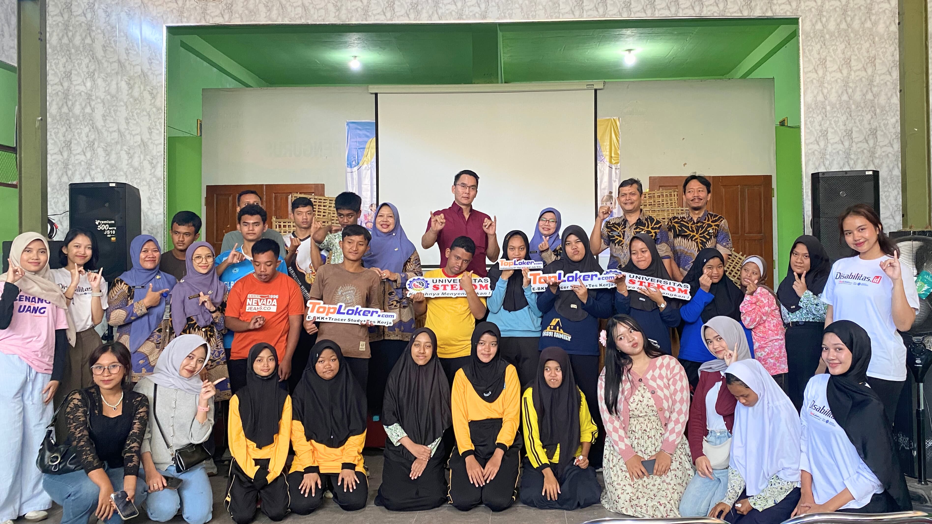 Program Kakak Adik Asuh Toploker.com dan Universitas STEKOM Perkuat Kesiapan Kerja Siswa SLB Negeri Karanganyar