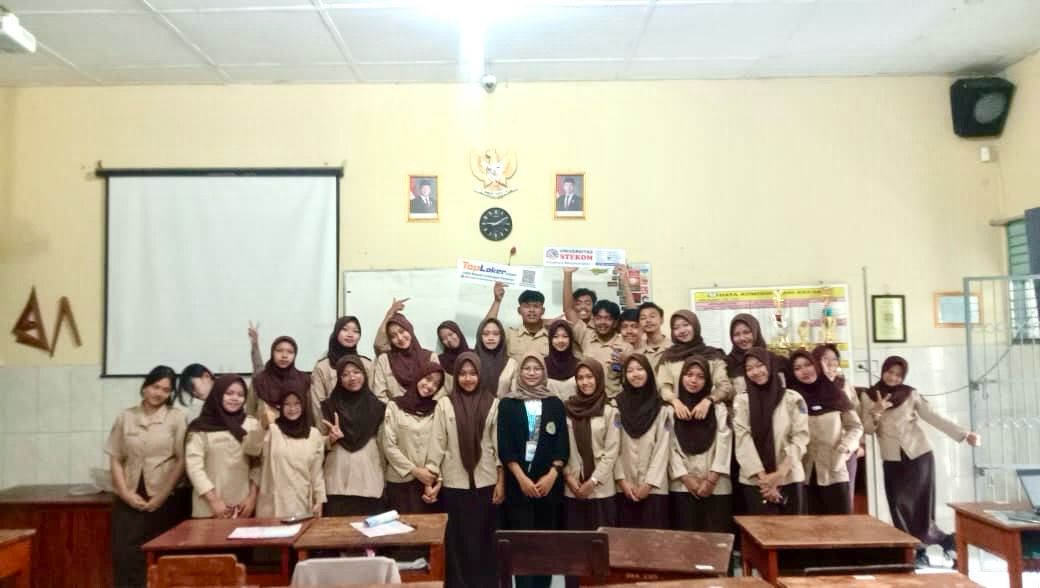 Toploker.com Dampingi Sosialisasi PMB Univ. STEKOM di SMAN Karangpandan, Siswa Antusias