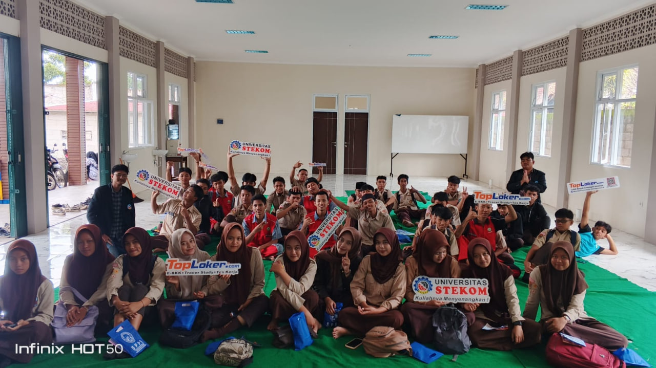 PMB Universitas STEKOM dan Toploker.com Disosialisasikan di SMK NU Suruh, Duta Universitas STEKOM Turut Hadir