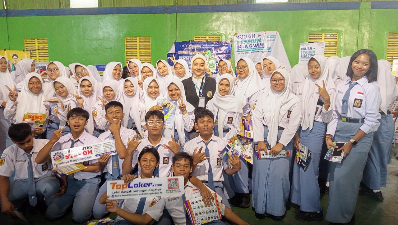 Toploker.com Dampingi Univ STEKOM dalam Edu Expo SMAN 1 Karanganom