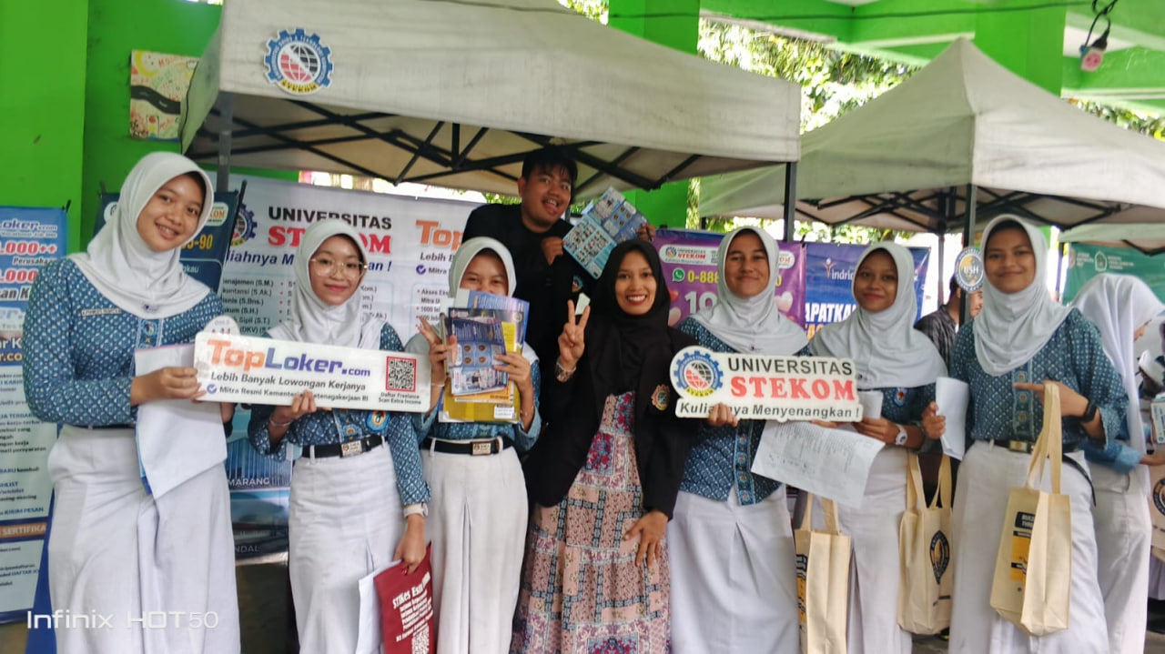 Universitas STEKOM dan Toploker.com Sukses Ramaikan Expo Campus SMAN 3 Boyolali