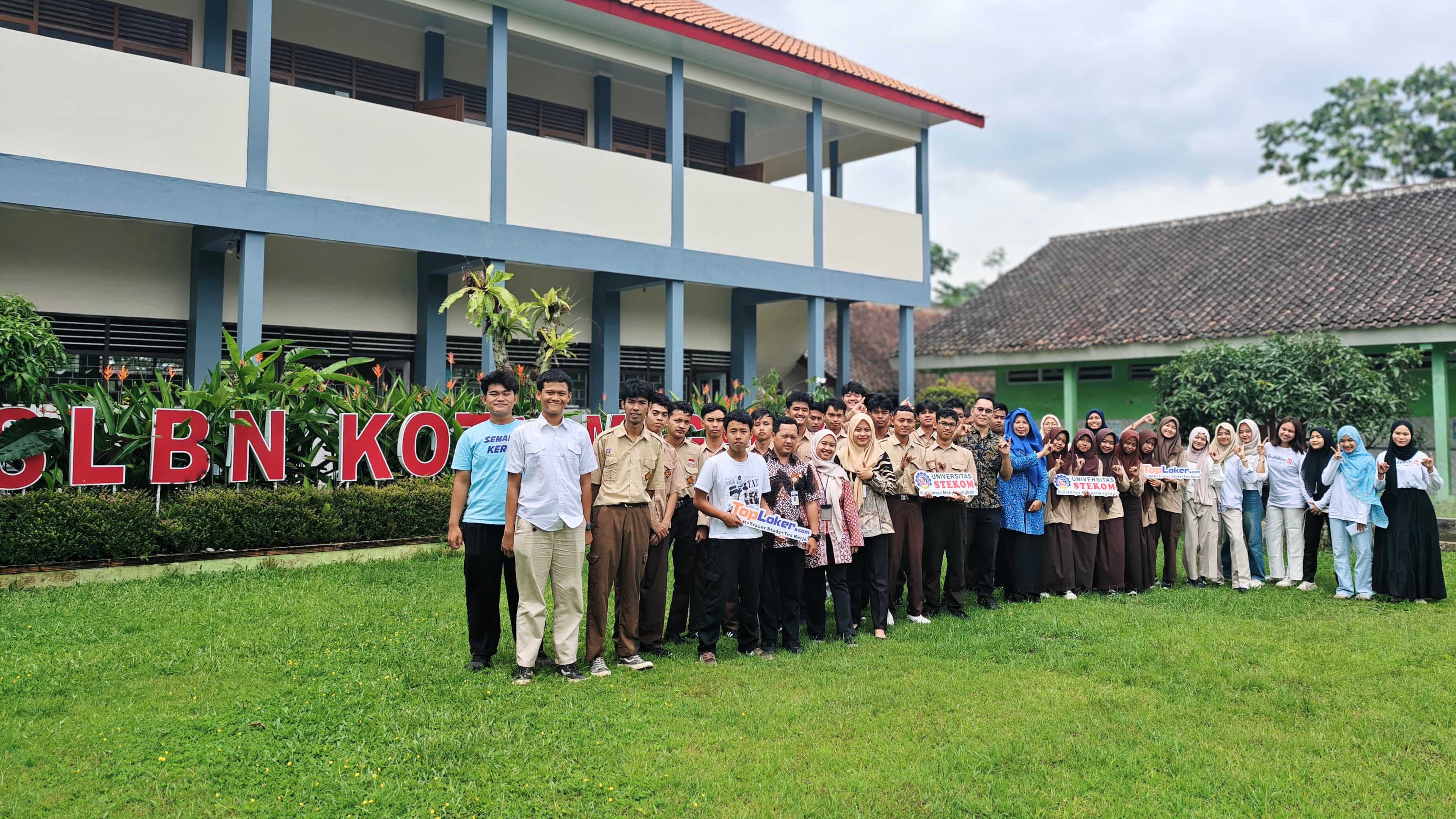 Toploker.com dan Universitas STEKOM Hadir di SLB Negeri Magelang, Perkuat Kesiapan Kerja Siswa Melalui Program Kakak Adik Asuh