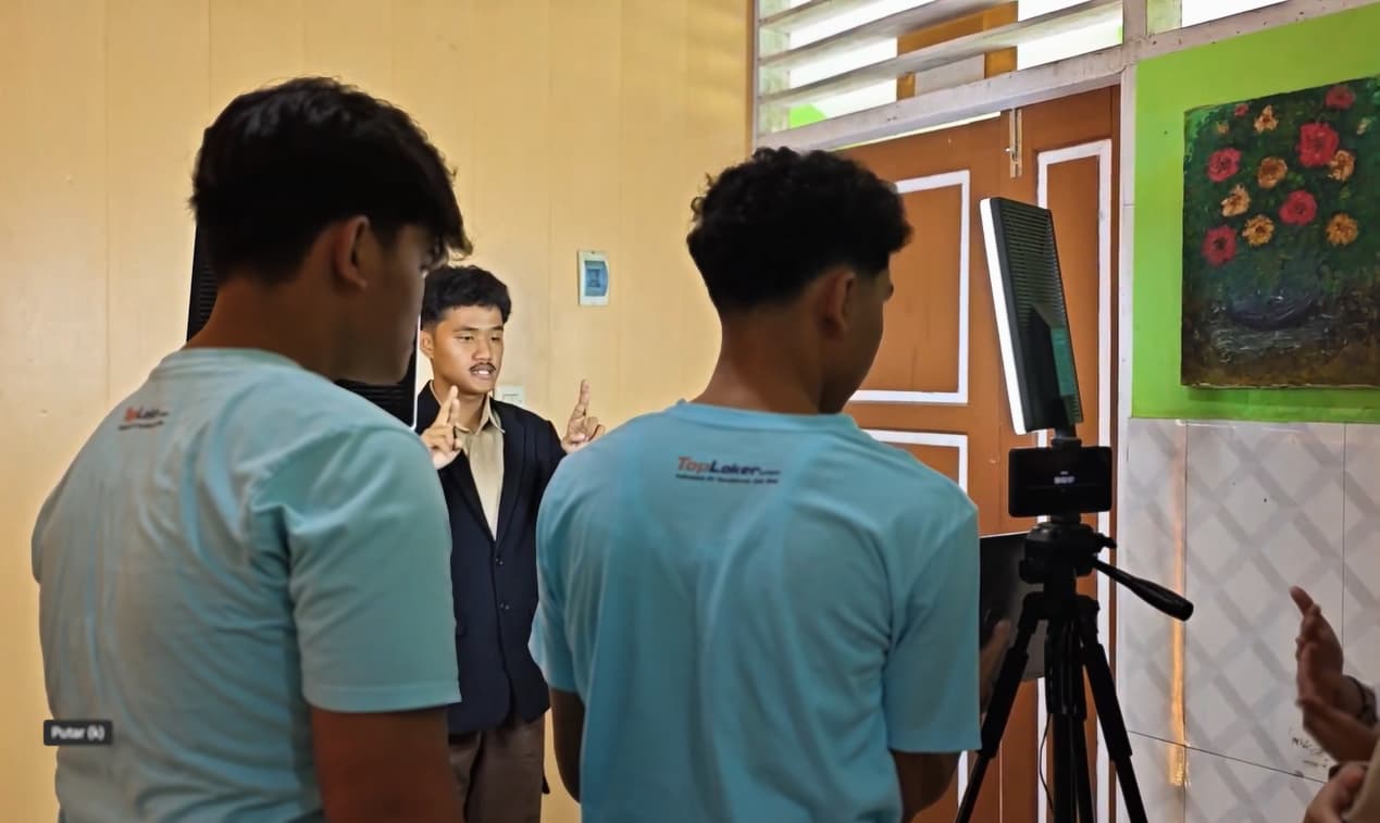 Toploker.com dan Universitas STEKOM Dorong Kepercayaan Diri Siswa melalui Program Pembuatan CV dan Duta Kebekerjaan di SLB Negeri Magelang