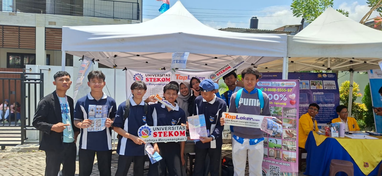 Toploker.com Dampingi Universitas STEKOM dalam Edu Expo SMK Nusaputera 2 Semarang