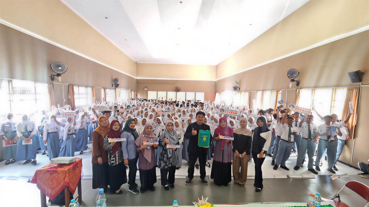 Toploker.com Dampingi Sosialisasi Universitas STEKOM di SMKN 1 Salam Magelang
