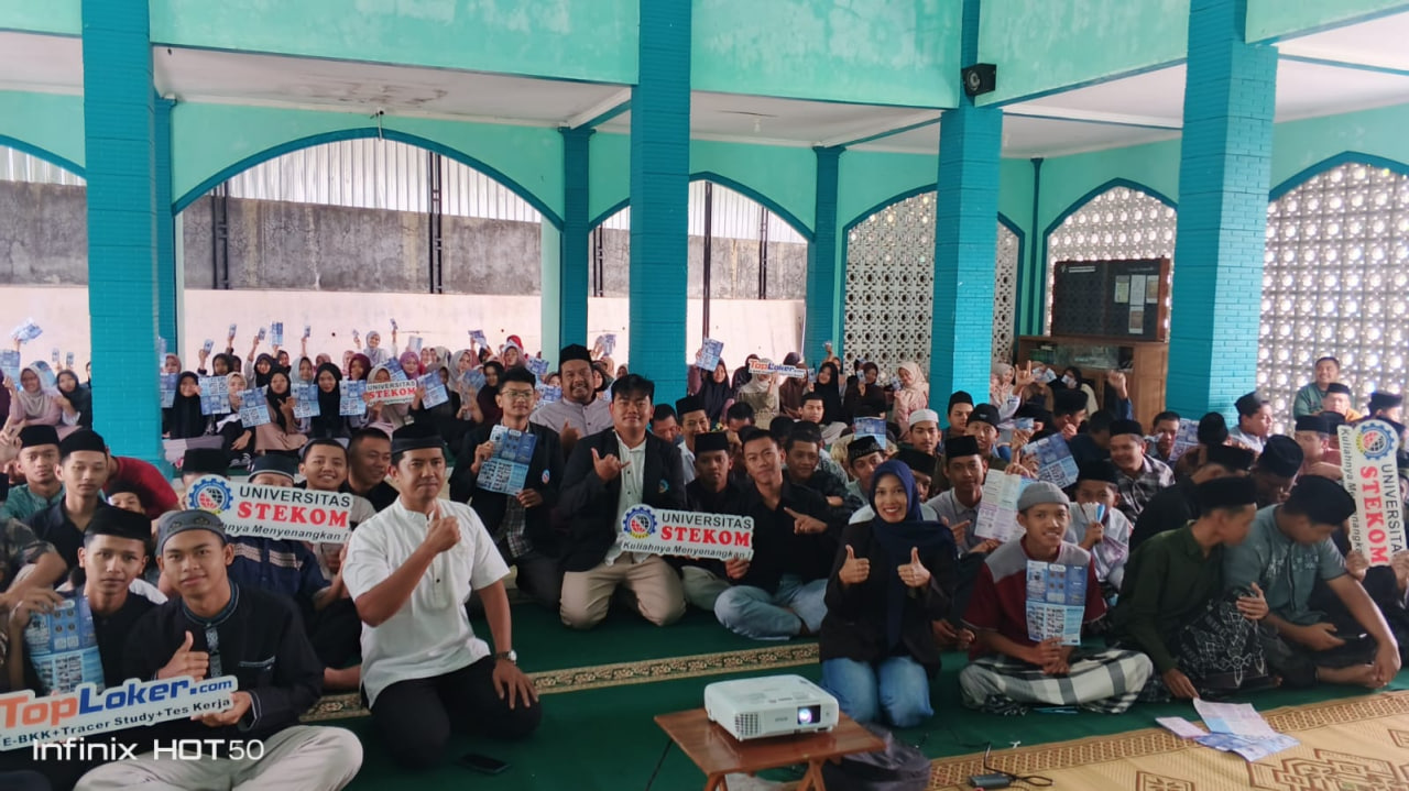 Kolaborasi Universitas STEKOM dan Toploker.com dalam Sosialisasi Pendidikan di SMKN 1 Pabelan