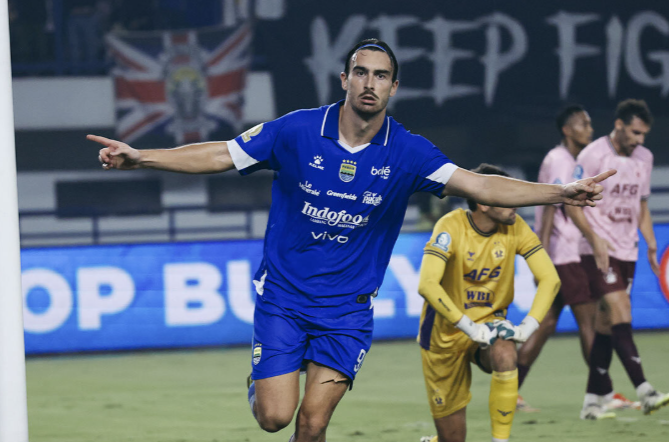 Persib Bandung Hancurkan Persik Kediri 3-0 di GBLA